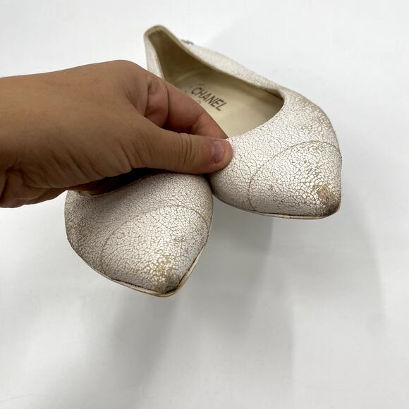 CHANEL 37 white distressed leather pointed toe flats - Picture 2 of 10